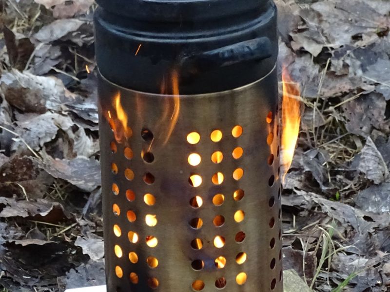 Vodu na jeden čaj ohřejete včetně rozdělání ohně do deseti minut, a to jsem nezávodil.