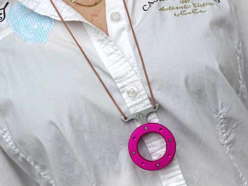 Mantis zavěšený na krku dívky určitě nebude budit žádný rozruch. Snad jen svojí barvou a tvarem.