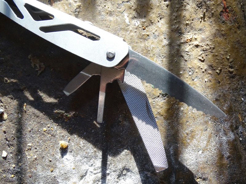 Pravé rameno rukojeti pak ukrývá pilník, malý a větší plochý šroubovák a nůž se zubatým ostřím pro řezání houževnatějších materiálů. Je škoda, že rukojeti jsou v otevřeném stavu svými hranami namířeny proti ruce uživatele.