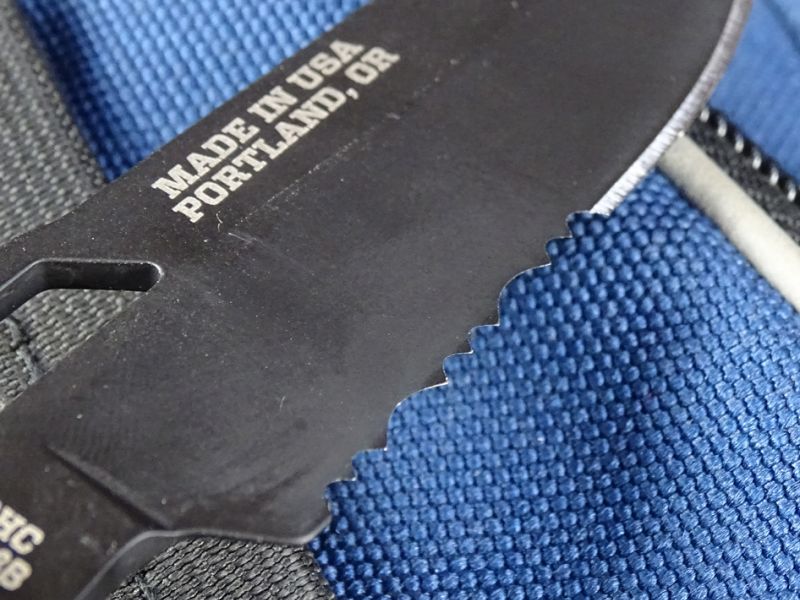 Čepel nože je vyrobena z kvalitní nerezavějící oceli 420HC s vyšším obsahem uhlíku a je na svém povrchu opatřena černou matnou vrstvou keramiky, která eliminuje nežádoucí odlesky. Zubaté ostří usnadňuje přeříznutí houževnatých materiálů (syntetické lano, plast), hladká část ostří je vhodnější pro jemnější práce (stahování zvěře).