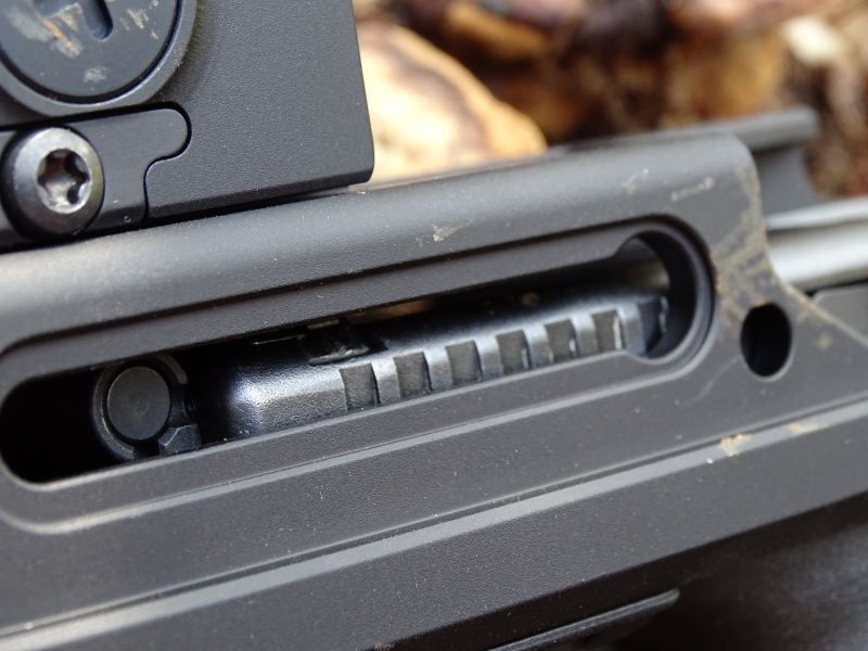 … a ve své zadní poloze. Natahovací páku může střelec umístit, jak z pravé tak i z levé strany konverze. Prostě jak potřebuje.