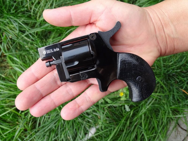 Reálná velikost Ardy dobře vynikne na přiložené fotografii, kde je revolvírek položen na drobnou ženskou ručku.