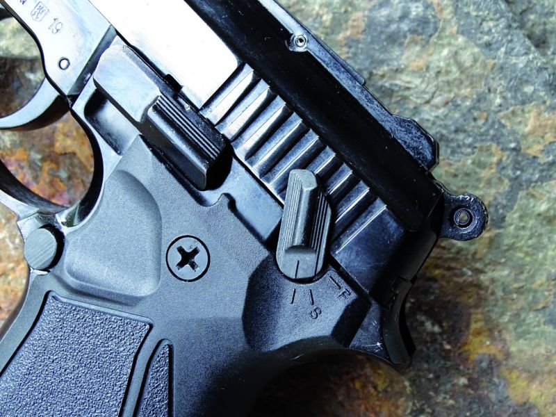 … je zbraň zajištěna. A v poloze bez označení je zbraň v režimu střelby dávkou.