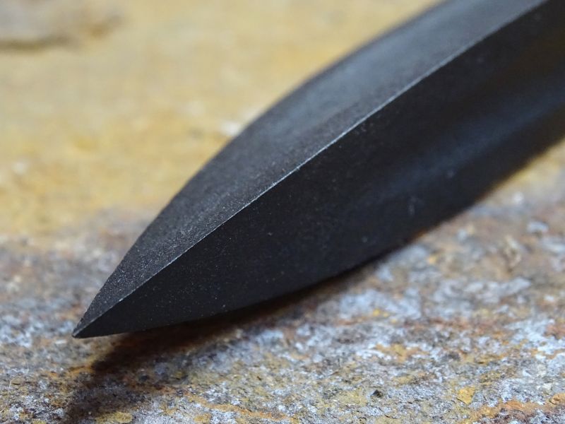 Robustní hrot dýky se nezalekne kdejaké překážky. Však také v testu prorazil bez větších problémů 4 vrstvy rifloviny a ještě pronikl více než 80 milimetrů hluboko do masa.