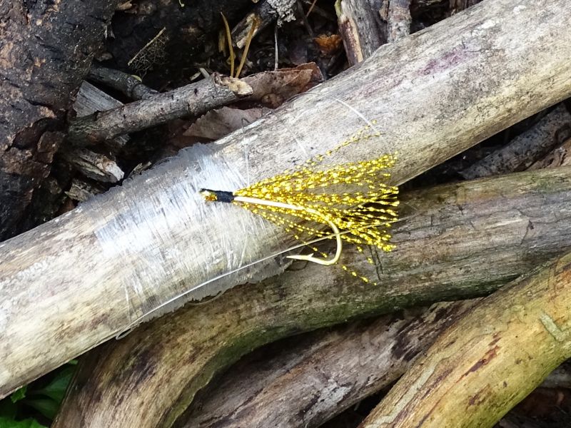 Pokud pak pohodíte takto vytvořenou nouzovou udici mezi ostatní klacíky, anebo jej například položíte mezi větve stromu, stane se takřka neviditelným.