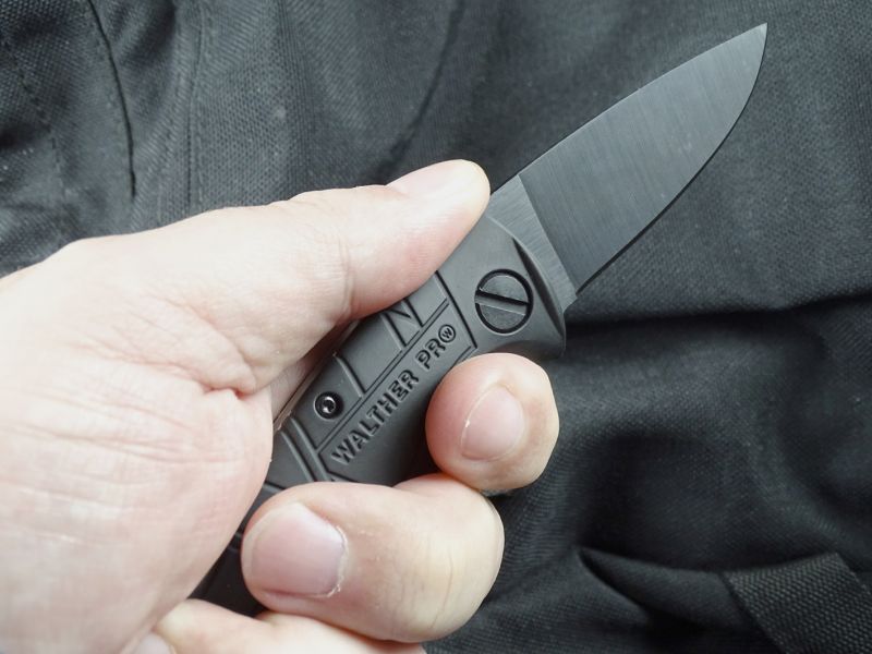 Nůž se dobře drží, má funkční pojistku, ale bohužel má také keramickou čepel – neodpustitelná slabina nože! Pokud by měl nožík čepel z běžné oceli, půjde o pěkný a dobře zpracovaný univerzální zavírací nůž. Po této zkušenosti, pokud nedojde k technologickému posunu v odolnosti keramických čepelí, rozhodně nedoporučuji nikomu si podobný „outdoor-ceramic“ nůž pořizovat.