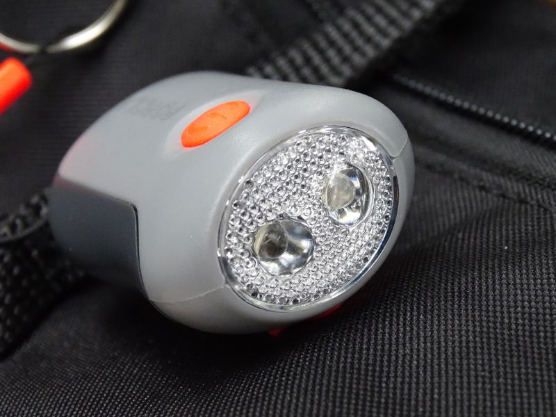 I přesto, že je malinkatá, díky dvojici LED žárovek svítí velmi dobře. Její dosvit leží na hranici 8 metrů.