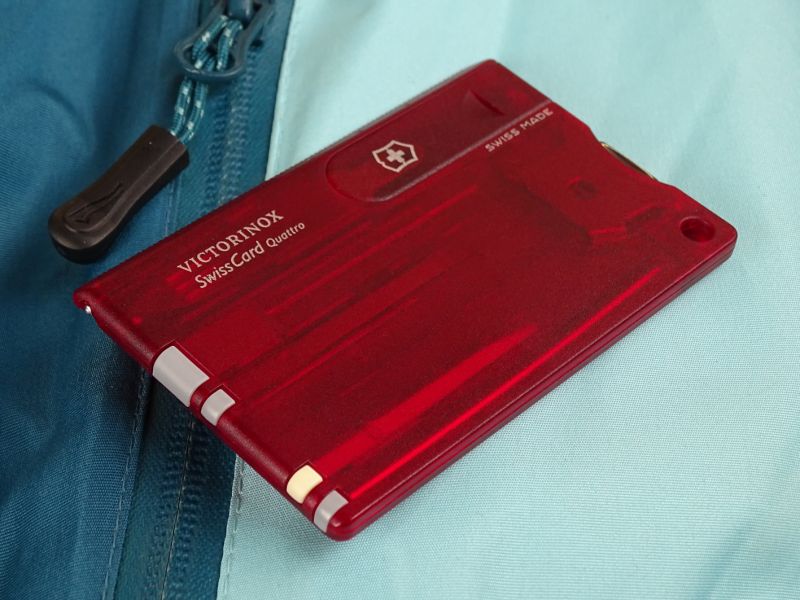 Celkový pohled na kartu Quattro. Na téhle straně je zasunuto hned pět nástrůjků. Shora dolů je to špendlík, pilníček na nehty, pinzeta, plastové párátko a konečně kuličkové pero.