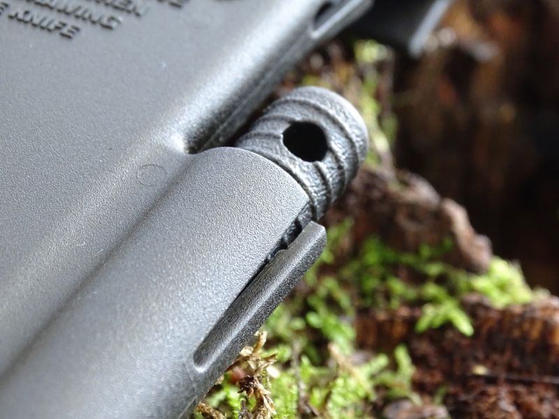 Na pouzdře je vytvořena kapsa pro uložení křesadla, které dobře poslouží při nouzovém rozdělání ohně.