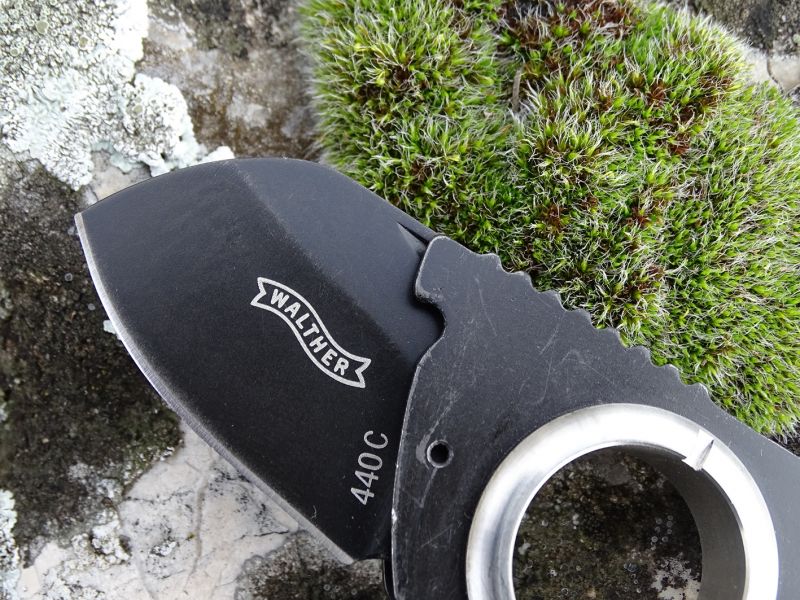 Malá čepel je vyrobena z velmi kvalitní nerezavějící oceli 440C.