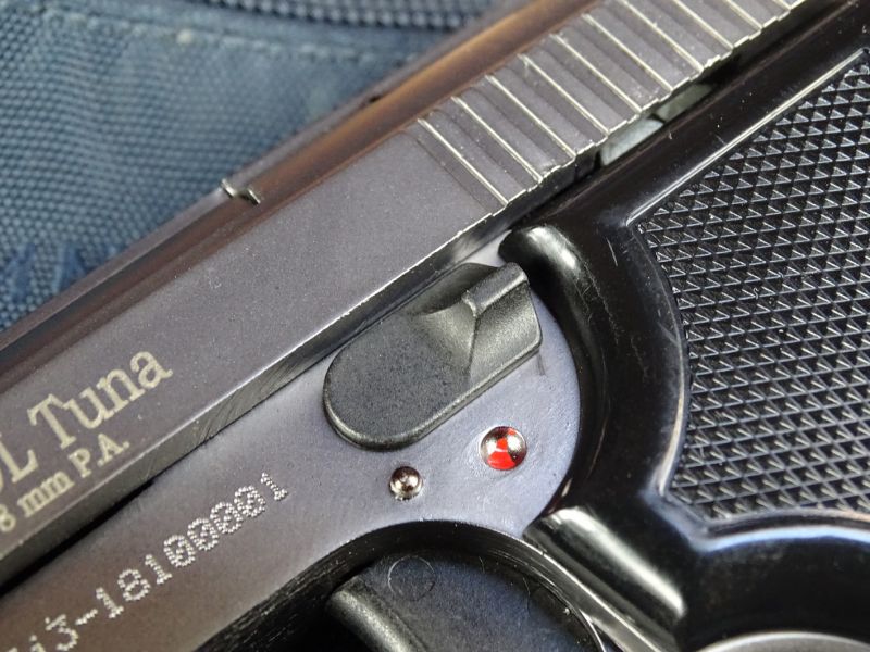 Pistolka je také vybavena jednoduchou pojistkou. Zde odjištěno...