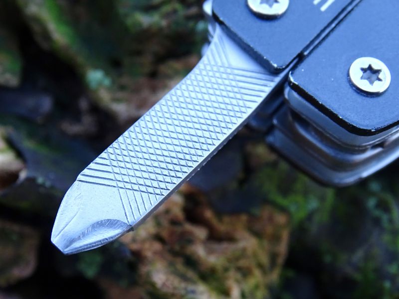 Křížový šroubovák je poněkud „rozpláclý“, ale v nouzi poslouží.