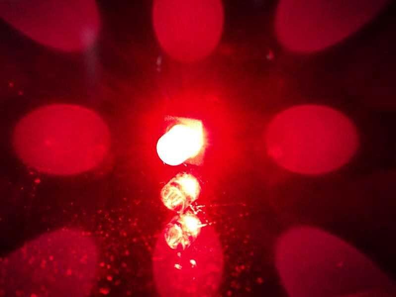 Červené světlo neoslní vaše oko ani čip přístroje nočního vidění.