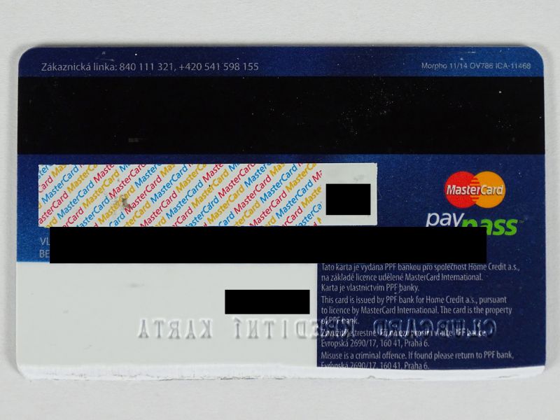 Pohled na vybroušenou standardní platební kartu. Výbrus není nijak stoprocentně rovný, ono to ani vzhledem k měkkosti karty nejde, ale karta dokáže překvapit!