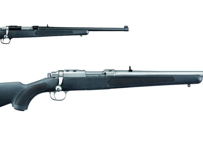 Celkové boční pohledy na obě varianty kompaktních Rugerů z pravé strany z pohledu ovládajícího střelce. Nahoře černěné provedení v ráži .44 Magnum a dole pak nerezové provedení v menší, ale rozšířenější ráži .357 Magnum. Větší ráži můžete mít jak v černěné, tak i v nerezové variantě. Menší třipětsedmičku však pouze v nerezové.