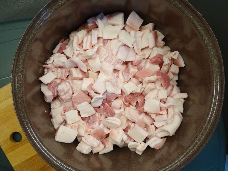 Takto vypadají sádlové kostky v hrnci těsně před začátkem škvaření. Jedna rada – raději použijte širší hrnec – bude se vám jednak lépe míchat, a jednak se sádlo bude lépe škvařit.