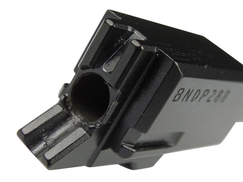 Detailní pohled do nábojové komory nové dvaadvacítky. Spodní naváděcí plocha je opatřena drážkou, která jednak lépe a přesněji navádí náboj s olověnou střelou a také snižuje tření. Horní výřez nám pro změnu dovoluje výrazně lepší vizuální kontrolu přítomnosti náboje v komoře.