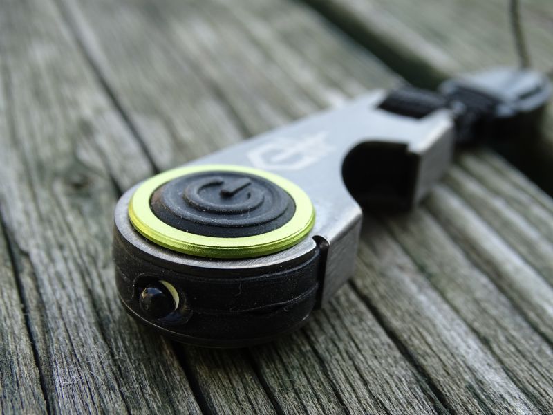 Svítilna je tlačítkem ovladatelná z obou stran a je odolná proti stříkající vodě. Vydrží svítit déle než tři hodiny.