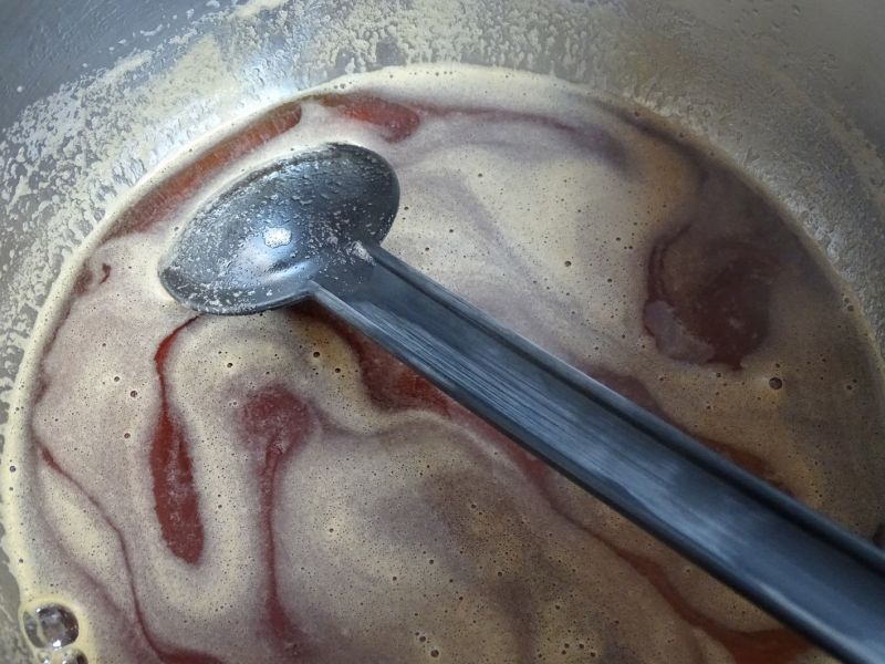 Po dokonalém spojení zkaramelizovaného cukru a piva a mírném vychladnutí, přelejte do vhodné nádoby.