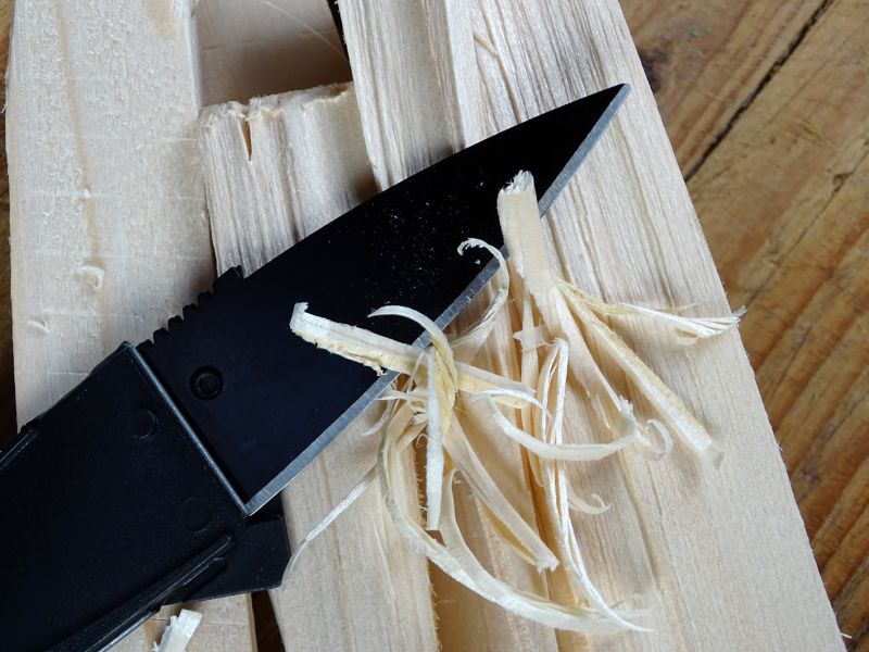 Velmi ostře nabroušená čepel se snadno vyrovná i známým odlamovacím nožíkům. Tloušťka čepele je 0,8 milimetrů a bezproblémově s ní rozříznete papírovou krabici nebo přeříznete i silnější lano či provaz. Perfektně také nakrájí například cibuli či mrkev, anebo s ní dokonce nařežete drobounké dřevěné třísky pro rozdělání ohně.