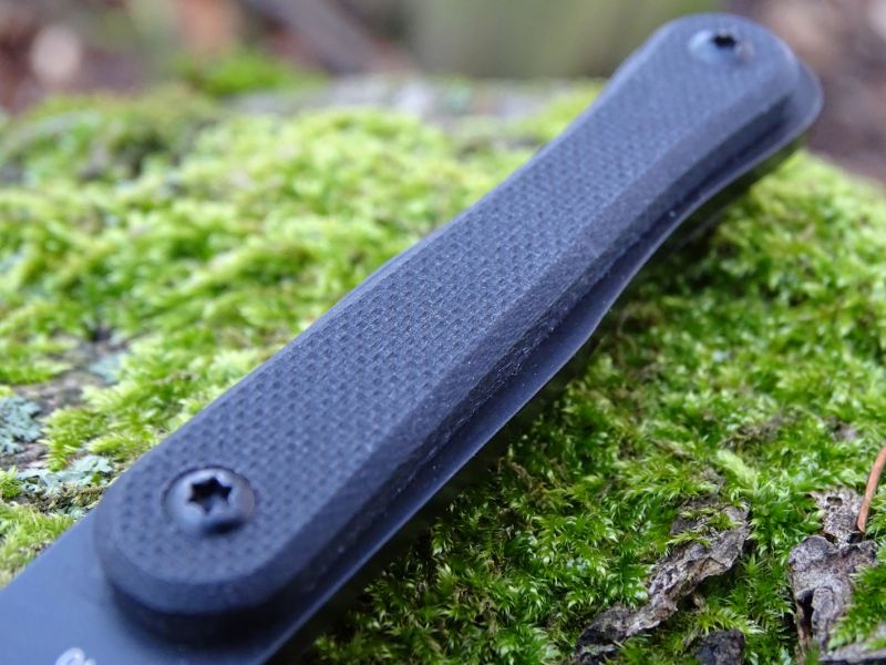 Polymerové díly rukojeti výraznou měrou přispívají k lepšímu úchopu takto malého nože. Každý je k ocelovému tělu nože přichycen dvěma šroubky – kdo bude chtít, může je velmi snadno odstranit.