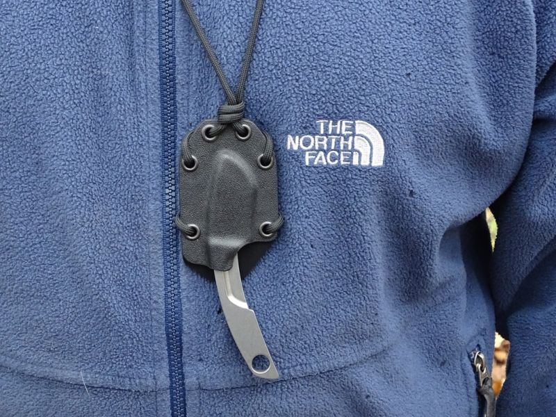 Délku zavěšení nože na krku si může uživatel nastavit dle svého uvážení stejně jako úvaz.