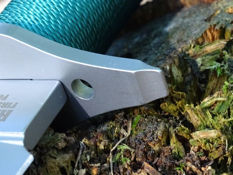 Masivní záštita je vyrobena ze shodného materiálu jako čepel samotného nože. Její tloušťka je tři milimetry a na jejích koncích jsou vytvořeny plně funkční nástroje v podobě křížového a plochého šroubováku. Je třeba si ale uvědomit, že jejich použití do značné míry omezuje délka nože. Nebudou se tedy hodit k použití na místech, kde jste omezeni prostorem. Ale jinak opravdu fungují.