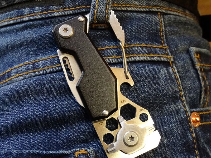 Také karabinka je velmi praktickým doplňkem tohoto multitoolu. Díky ní můžete nástroj nosit například na klíčích, na batohu anebo třeba zavěšený na opaskovém poutku u kalhot. Díky pružinové konstrukci karabinky se také nemusíte bát, že nástroj jen tak ze zavěšení vypadne a vy o něj přijdete.