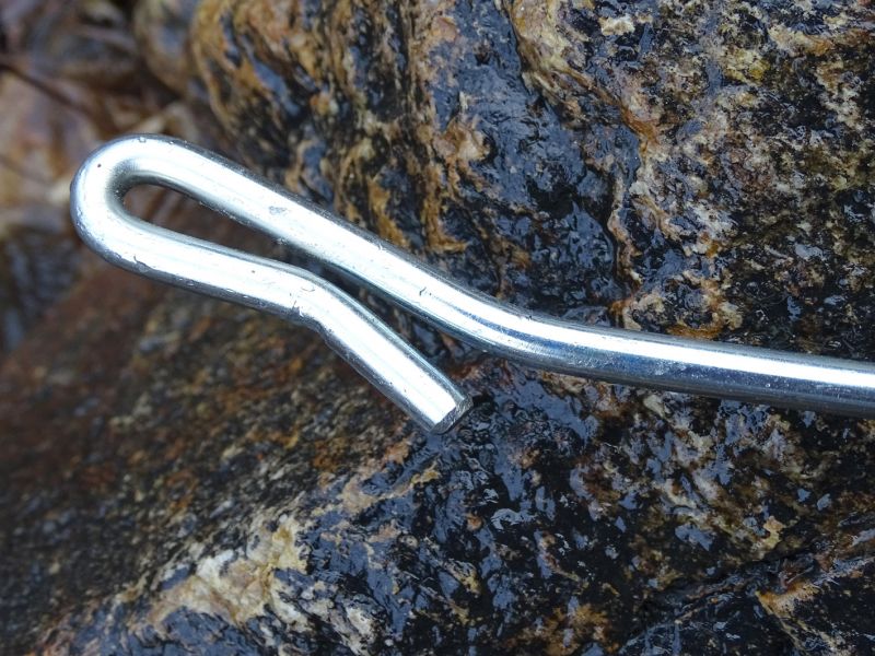 Detailní záběry oka pro uchycení gumy a celkový pohled na zdvojenou hnací gumu u větší tyče Hawai. Tento zdvojený „motor“ harpuny však můžete použít také u menší tyče a naopak - u velké tyče můžete použít jenom jednoduchou gumu.