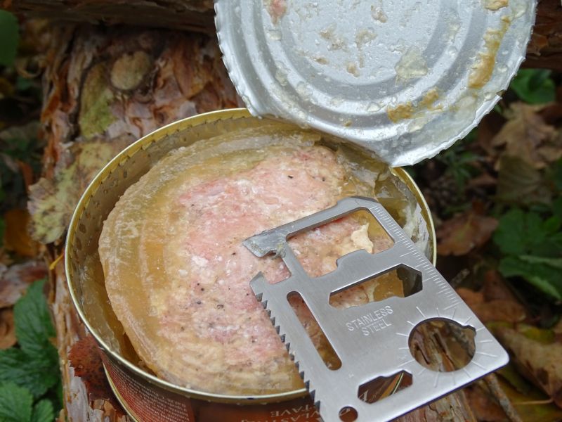Řezák otevíráku konzerv byl podroben největší zátěži... Otevřel hned deset konzerv, malých i velkých. A kliďánko by otevřel i další, ale musel jsem obsah konzerv nějak rozumně spotřebovat, tak jsem dal otevíráku pohov.