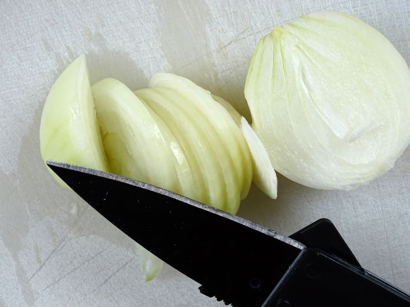 Velmi ostře nabroušená čepel se snadno vyrovná i známým odlamovacím nožíkům. Tloušťka čepele je 0,8 milimetrů a bezproblémově s ní rozříznete papírovou krabici nebo přeříznete i silnější lano či provaz. Perfektně také nakrájí například cibuli či mrkev, anebo s ní dokonce nařežete drobounké dřevěné třísky pro rozdělání ohně.