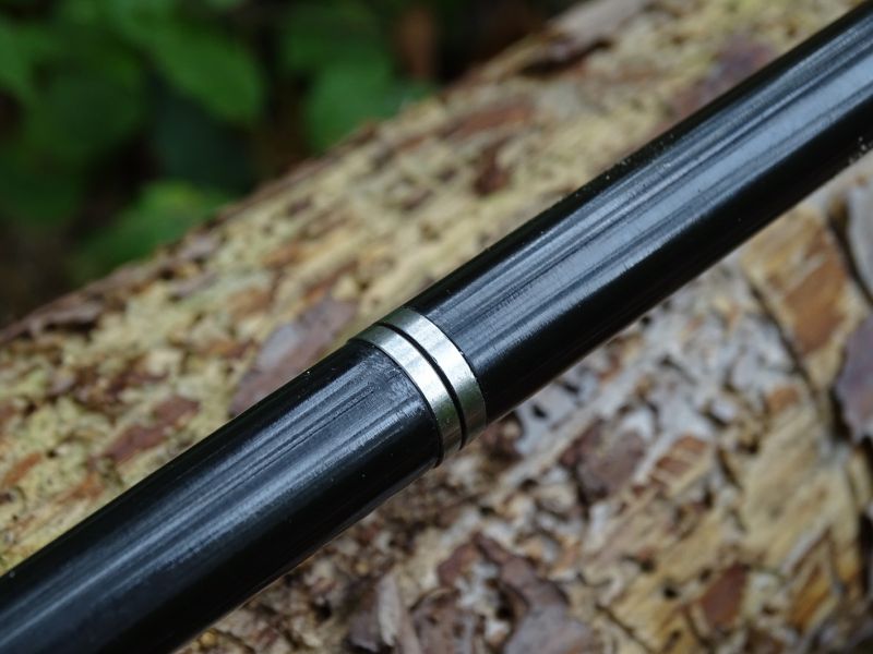 Detail spoje šípu. Není šroubovací, ale pouze nasouvací. Nicméně spojení je díky použitému materiálu a přesnosti výroby dostatečně pevné.