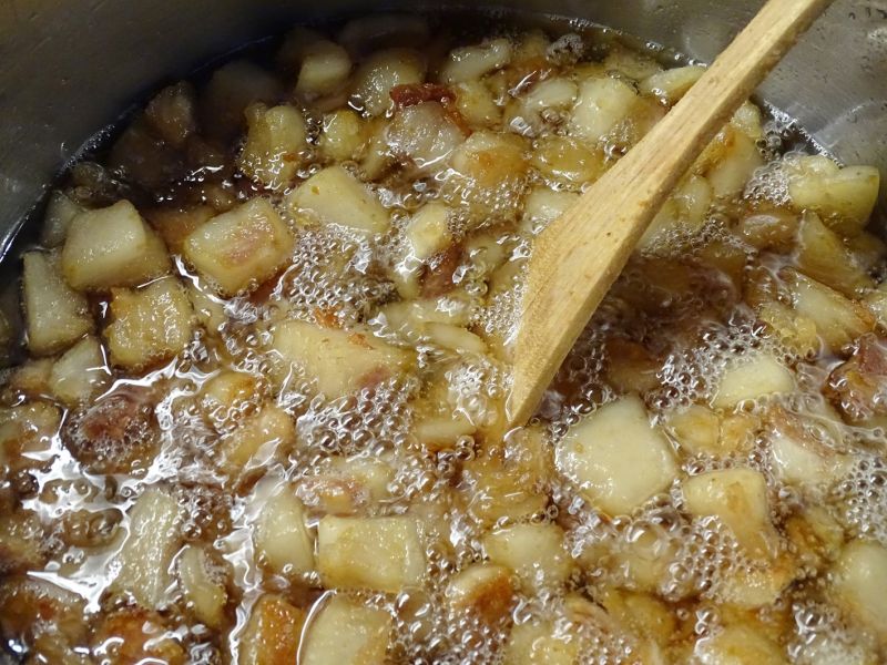 Jakmile začneme sádlo škvařit, je důležitá neustálá kontrola a časté míchání. Nezapomeňte také sádlo před začátkem škvaření podlít trochou vody.