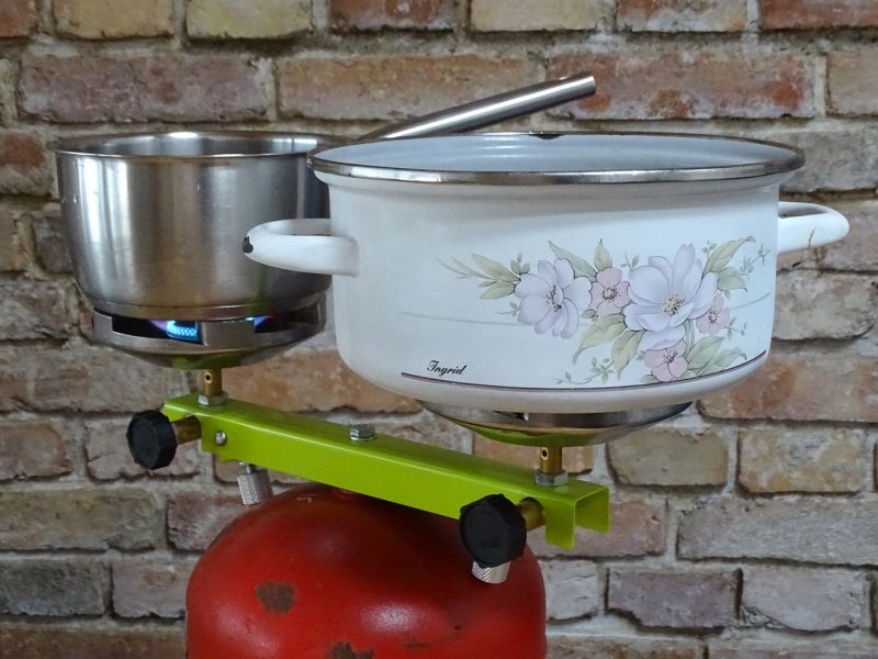 Výhodou dvouhořákového vařiče TÁBORÁK je možnost přípravy nebo ohřevu dvou jídel současně. Nevýhodou pak větší rozměry a vyšší hmotnost (1095 g). Na hořák lze postavit i hrnce většího průměru i objemu.