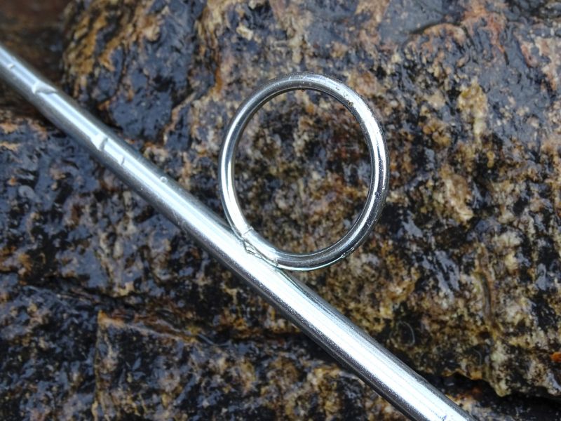 Ocelové oko pro ukazováček ovládající ruky. Je to vlastně jakási spoušť této harpuny.