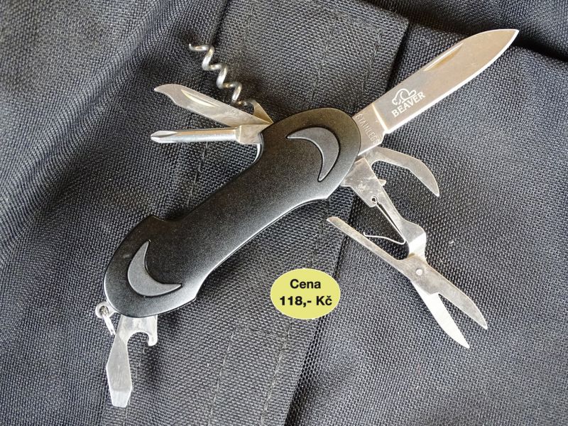 Nožík Beaver Sharp bude opět patřit k těm lepším. Za cenu 118,- Kč dostanete 9 funkcí: nůž, nůžky, otevírák korunkových uzávěrů, malý plochý šroubovák, otevírák konzerv, vývrtku, čistič nehtů, pilník nehtů a křížový šroubovák. Délka zavřeného nože je 95 mm, šířka 29 mm a výška 15 mm. Délka čepele nože je 55 mm a jeho hmotnost pak 105 gramů.
