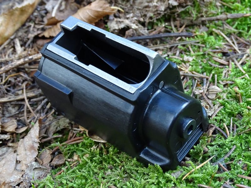 Zásobníky jsou u obou verzí pušek shodné rotační konstrukce. V ráži .44 Magnum pojme zásobník 4 náboje, u ráže .357 Magnum pak pět nábojů. Vždy však může střelec nabít jeden náboj do komory zbraně a ještě jeden náboj pak dále doplnit do zásobníku. Pokud tedy neponese žádné další střelivo, bude mít v pohotovosti u větší ráže 5 a u menší 6 nábojů.