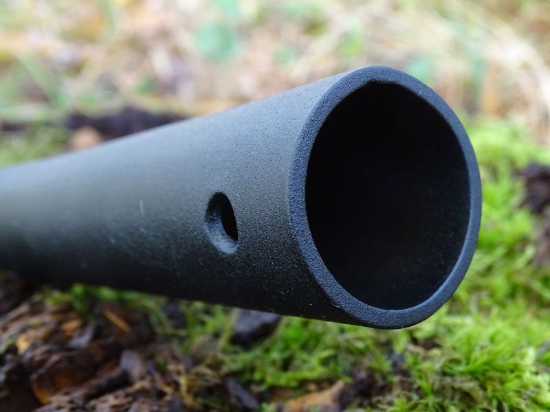 Rukojeť je celá dutá a může být do ní zasunuta násada. Na konci rukojeti je také vytvořen kruhový otvor pro závěsnou šňůru nebo pro pojistný kolík nebo hřebík násady.