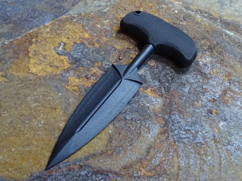 Tlačná dýka PUSH BLADE je svou konstrukcí v mnou zde představených zbraní ojedinělá. Její rukojeť je situována k čepeli pod pravým úhlem. Na její ovládání si člověk musí zvyknout.