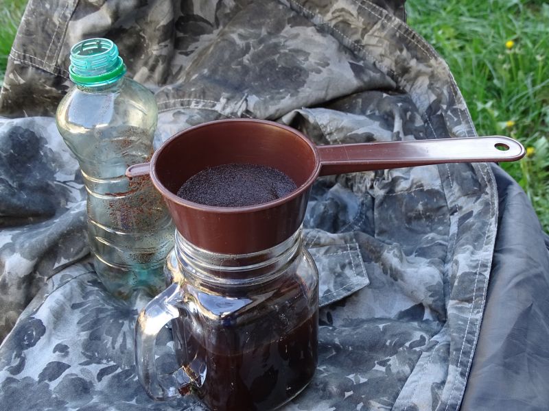 Pro filtraci můžeme použít jemné sítko, anebo v nouzi můžeme například výluh přefiltrovat přes běžné bavlněné tričko, které máme třeba na sobě. Ale jde to i bez filtru – tzv. soc necháme usadit na dně láhve a při opatrném pití jej nerozvíříme a v klidu kafčo můžeme vypít.