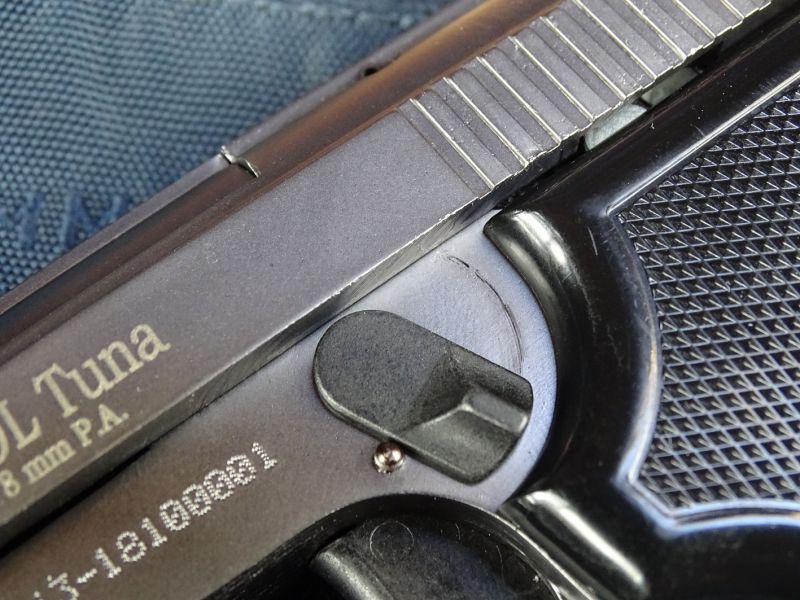 … a zde, kdy není vidět červený bod, je zbraň zajištěna.