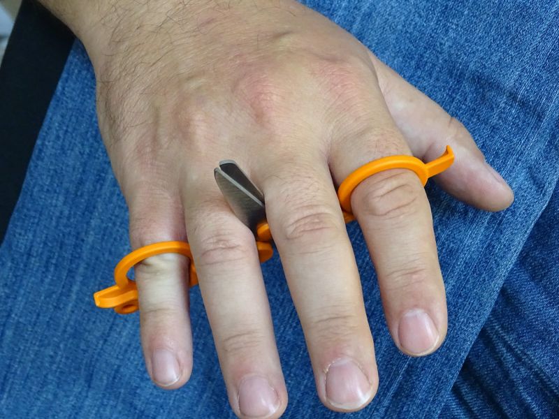 Horní pohled na nasazený „boxer“ na prstech ruky...