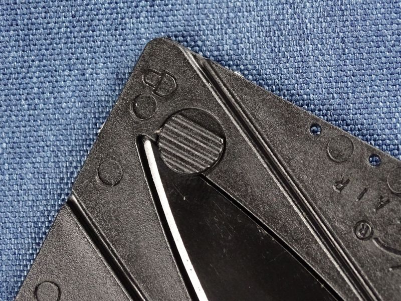 Čepel nože je ve složeném stavu „vmáčklá“ do prolisu v polypropylénovém těle nože. Čepel proti nechtěnému otevření drží na svém místě jednoduchá otočná pojistka. Její funkční jednoduchost dokazují přiložené fotečky.