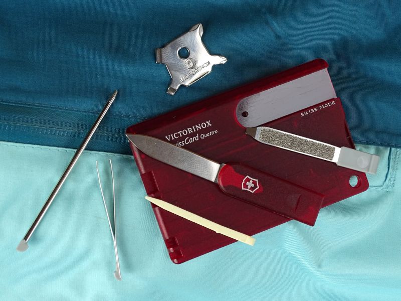 I Quattro obsahuje „palcový“ vícenásobný šroubováček, který obsahuje dva ploché šroubováčky 3 a 5 milimetrů a dvojici křížových šroubováčků – větší a menší. Pilníček na nehty je i zde kombinovaný s dalším plochým šroubováčkem 2,5 mm.