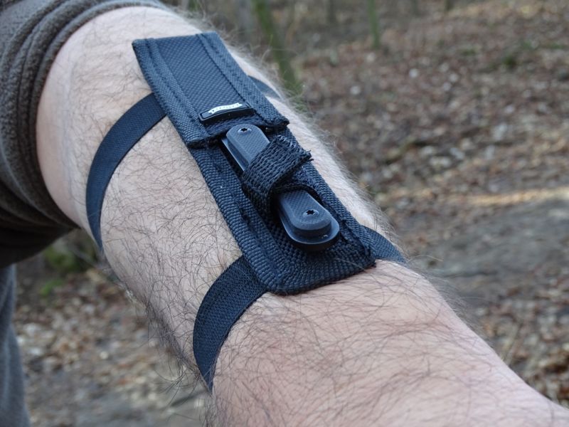 Názorně předvedeno, jak můžete nůž uložený v pouzdře nosit na svém předloktí. Neviditelně jej skryje jak volnější košile, běžná mikča nebo jakákoliv bunda. Nůž v pouzdře proti vypadnutí drží pásek opatřený suchým zipem. Vytáhnout nožík pouze jednou rukou chvilku trvá – opět se potvrzují má slova, že pouzdro je většinou slabinou nože.