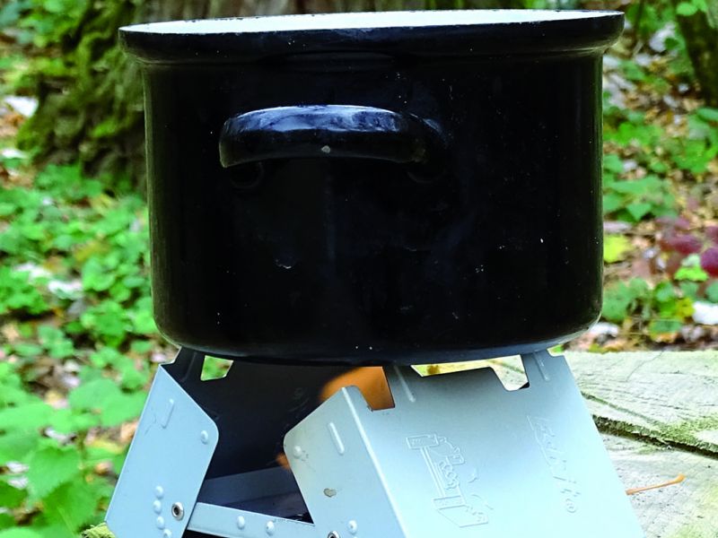 Střední hrnec na cca 1,5 litru vody posazený na středně otevřeném velkém vařiči. V této „sestavě“ ideální na jednoduchou přípravu polévky ze sáčku pro dvě až tři osoby.