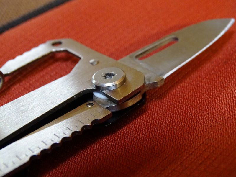 Pojistka čepele nožíku je sice jednoduché konstrukce, ale zcela splňuje svůj účel. Na páce pojistky je umístěno jednoduché měřítko v palcových mírách.