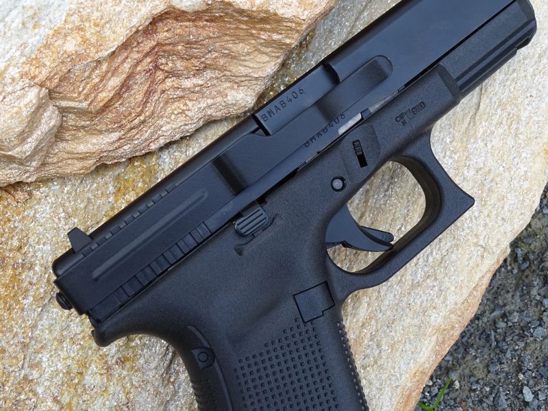 Klip instalován z pravé strany zbraně – tudíž výhodnější pro pravorukého střelce.