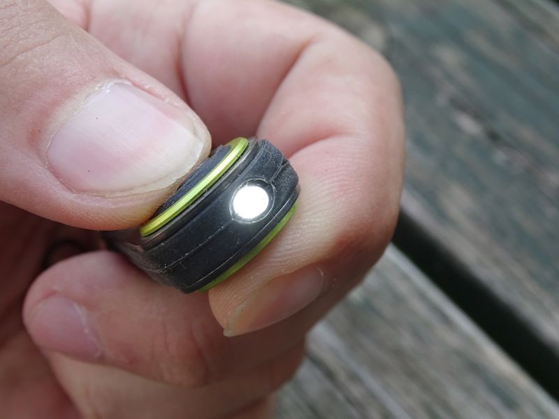 Nevýhodou svítilny je nutnost držet tlačítko ovladače po dobu svícení. Na druhou stranu díky této nevýhodě můžete se svítilnou bezproblémově signalizovat.