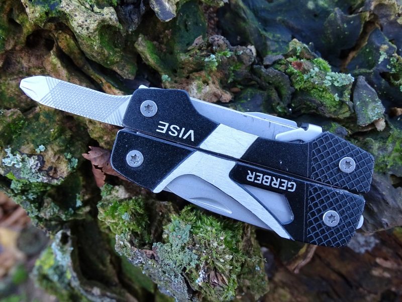 Křížový šroubovák je kombinován spolu s pilníkem a pilník je oboustranný.